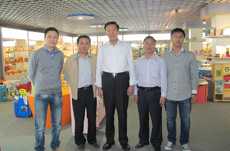 十屆全國人大常委、原國家輕工業(yè)部部長、中國輕工業(yè)聯(lián)合會(huì)名譽(yù)會(huì)長陳士能先生為和信集團(tuán)親筆題詞：木玩工藝，世家傳承