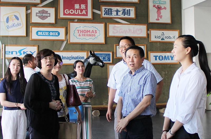 中國(guó)玩具和嬰童用品協(xié)會(huì)會(huì)長(zhǎng)梁梅參觀和信公司
