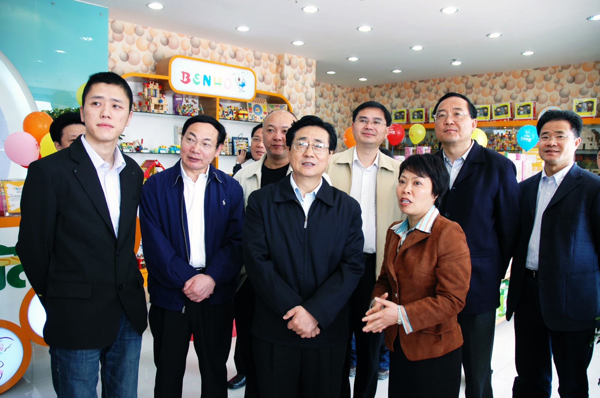浙江省委書記趙洪祝在麗水市委書記陳榮高、云和縣委書記廖思紅、縣長丁紹雄的陪同下 , 蒞臨木玩世家云和店參觀視察