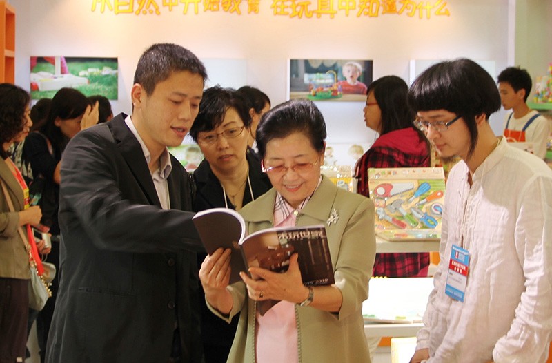 中國(guó)輕工業(yè)聯(lián)合會(huì)副會(huì)長(zhǎng)潘蓓蕾女士親臨中國(guó)玩具展木玩世家展位