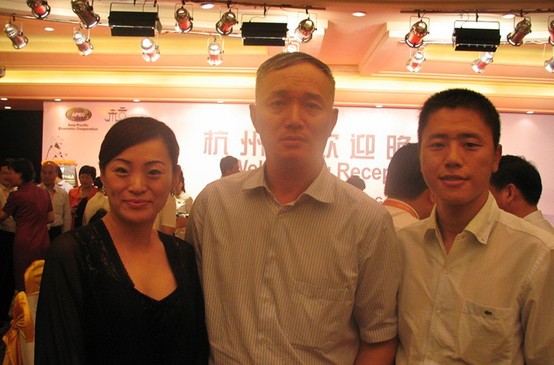 中共浙江省委組織部蔡奇部長(zhǎng)通過(guò)騰訊微博對(duì)木玩世家以微博促內(nèi)銷的做法進(jìn)行了充分肯定與點(diǎn)評(píng)